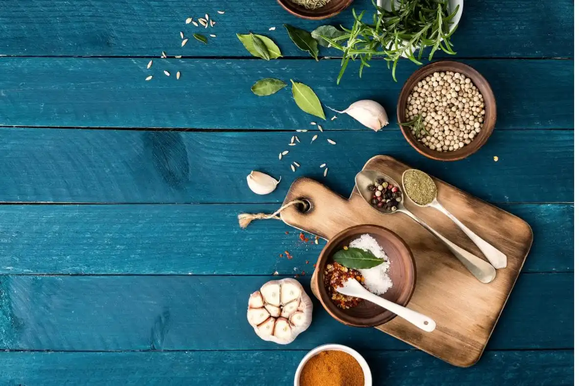 Mediterrane Gewürze und frische Kräuter für den Grill Kochkurs