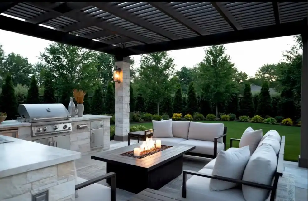Luxuriöse Outdoor-Grilllounge der Grillschule Mallorca mit Pergola und Feuerstelle in Llucmajor